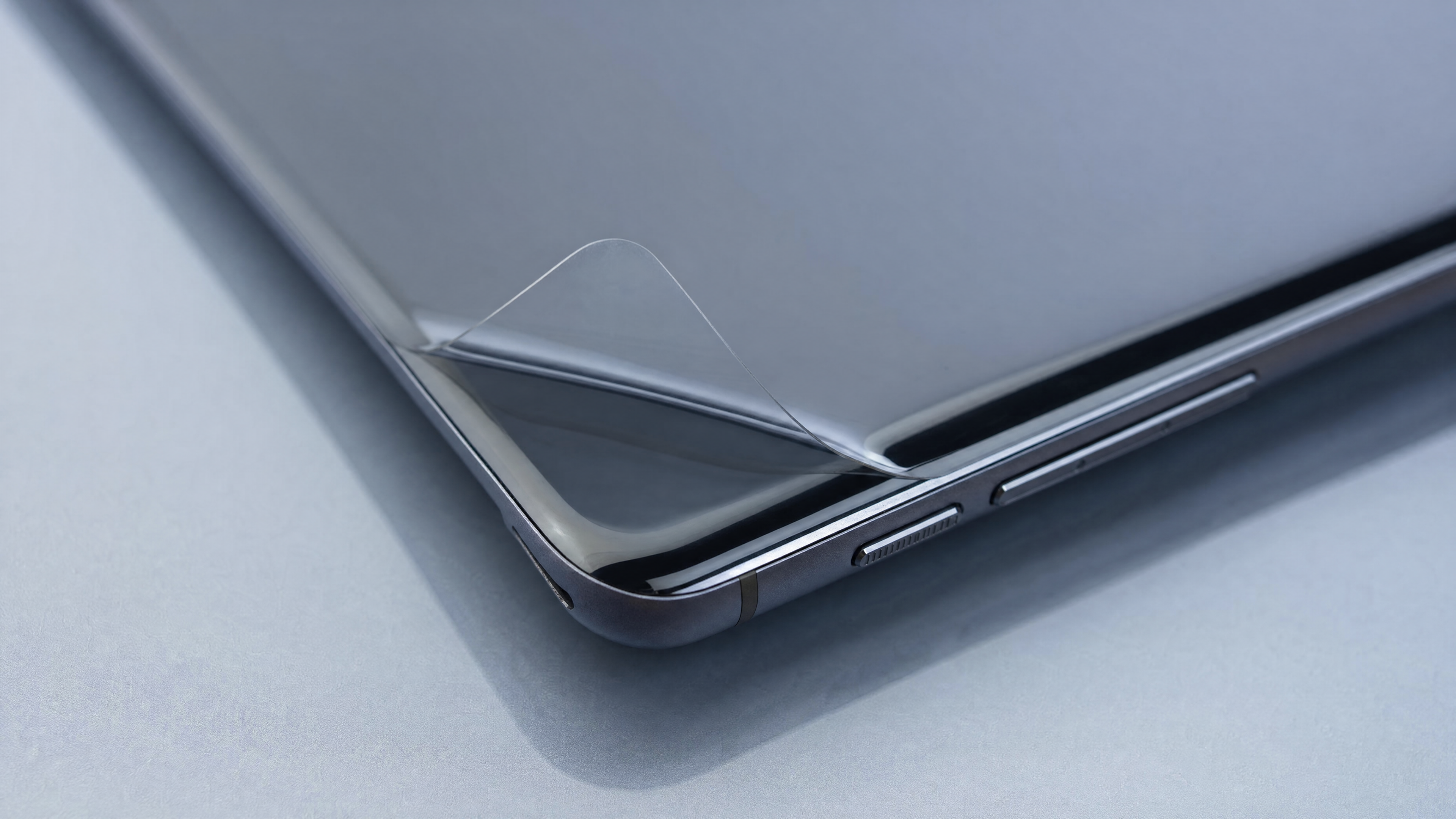 Pose d'un film de protection hydrogel sur un écran de smartphone